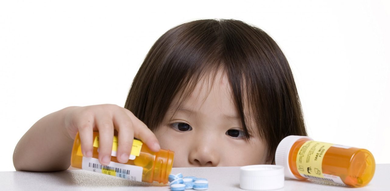 Cần có sự chỉ định và theo dõi của bác sĩ khi dùng kháng sinh cho trẻ 